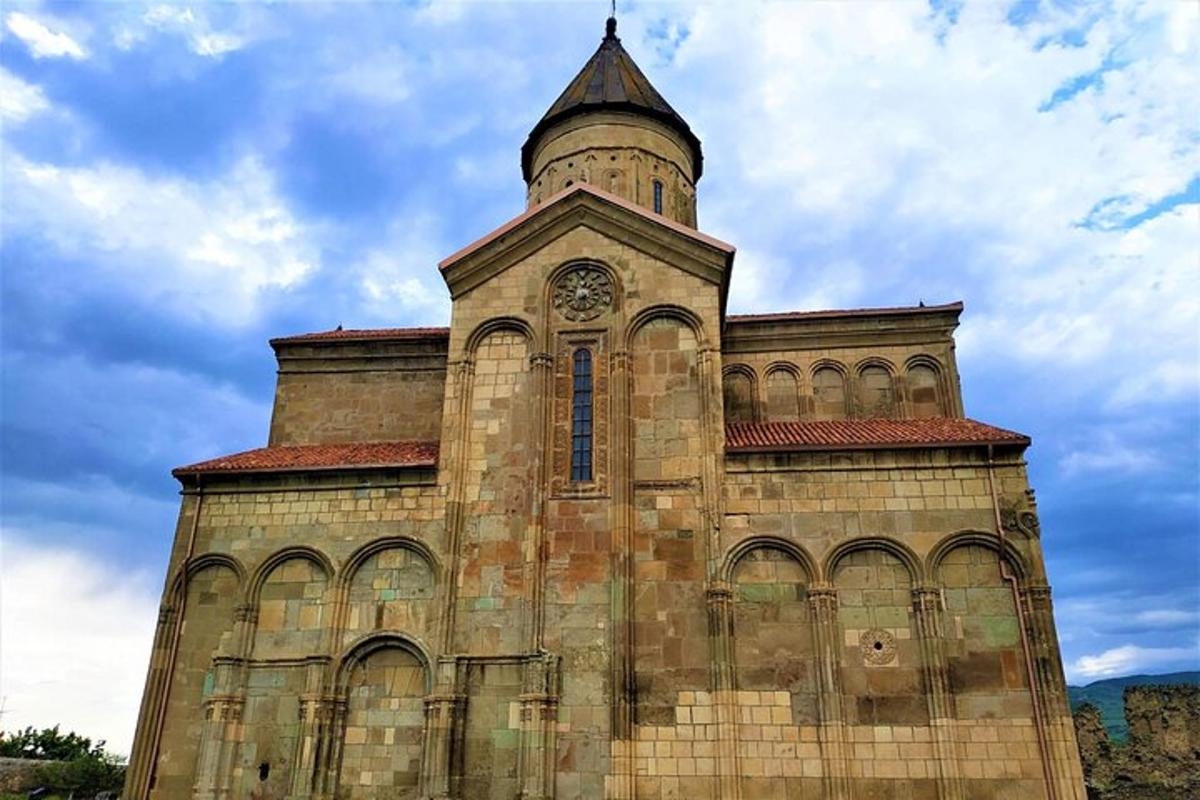 un bâtiment avec une tour d'horloge au sommet