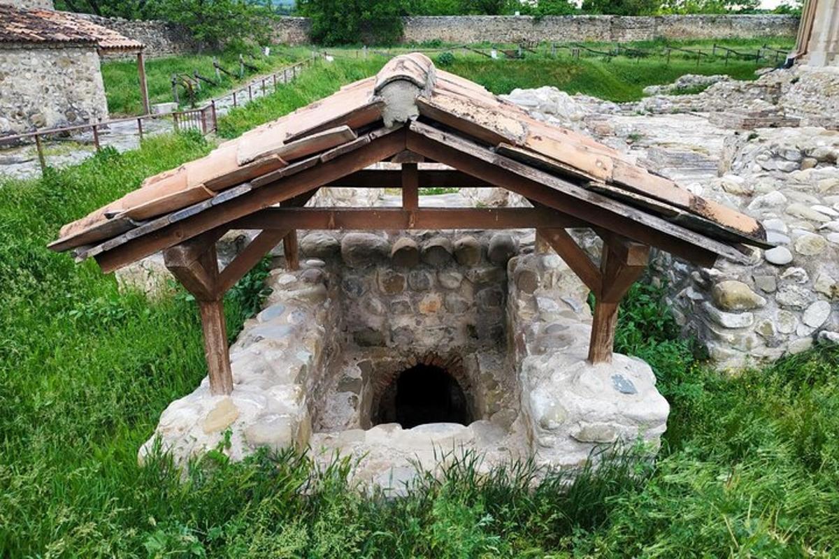 камено склониште са кровом на врху