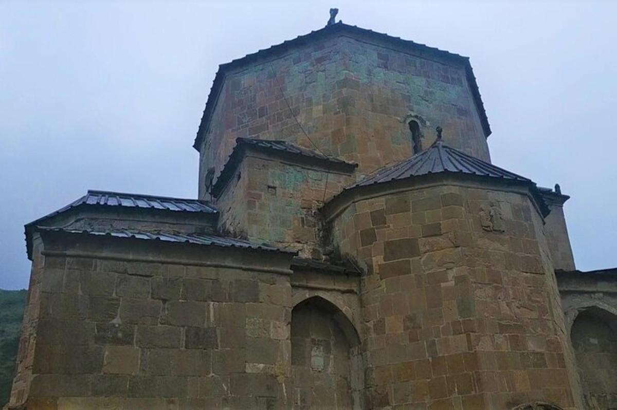 stary ceglany budynek z krzyżem na szczycie