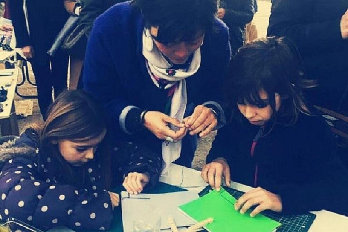 skupina lidí pracujících na notebooku