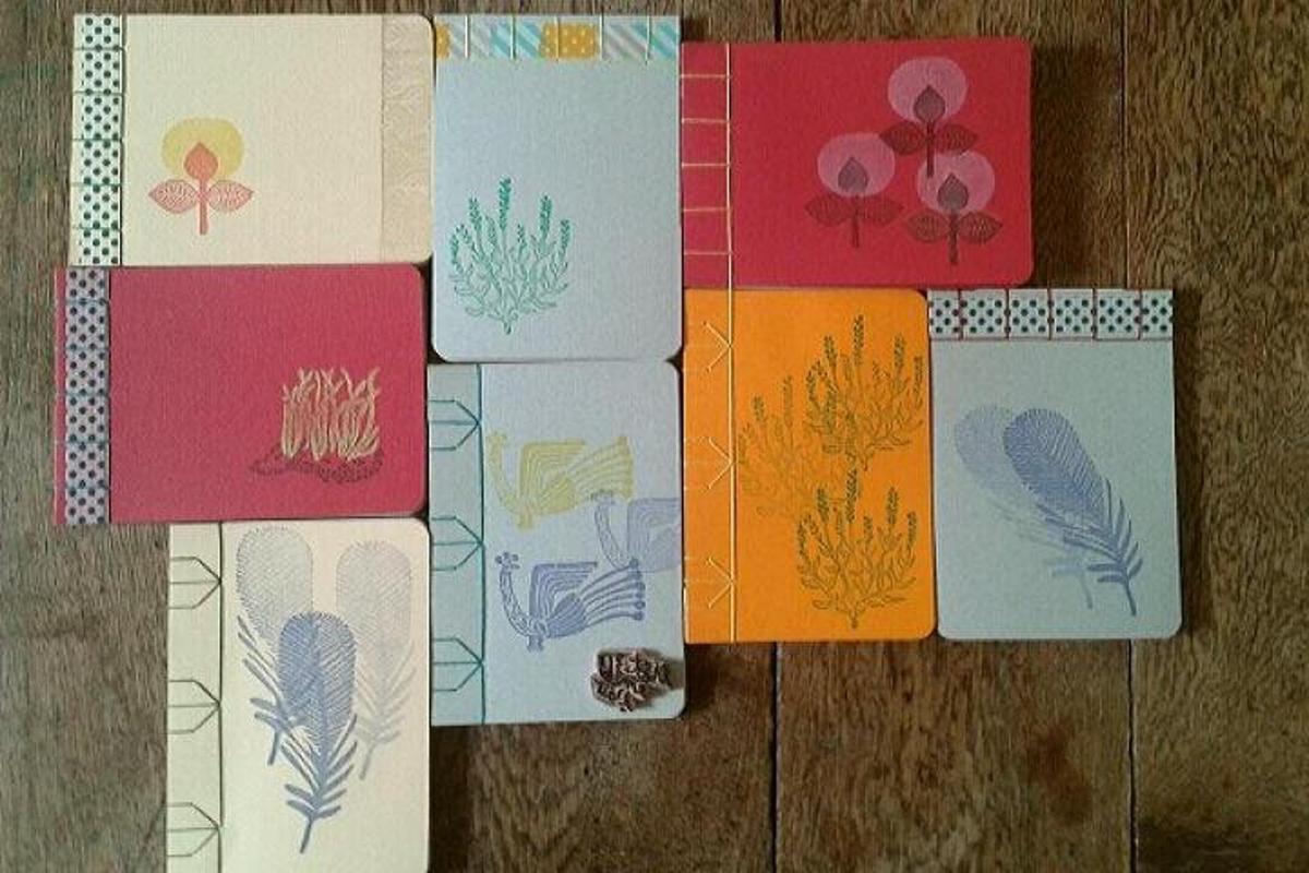 un gruppo di carte da regalo colorate su un tavolo