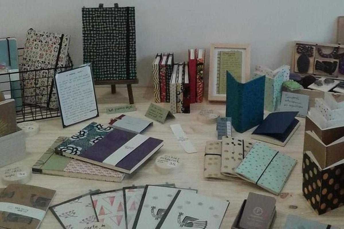 un mucchio di libri sul pavimento in una stanza