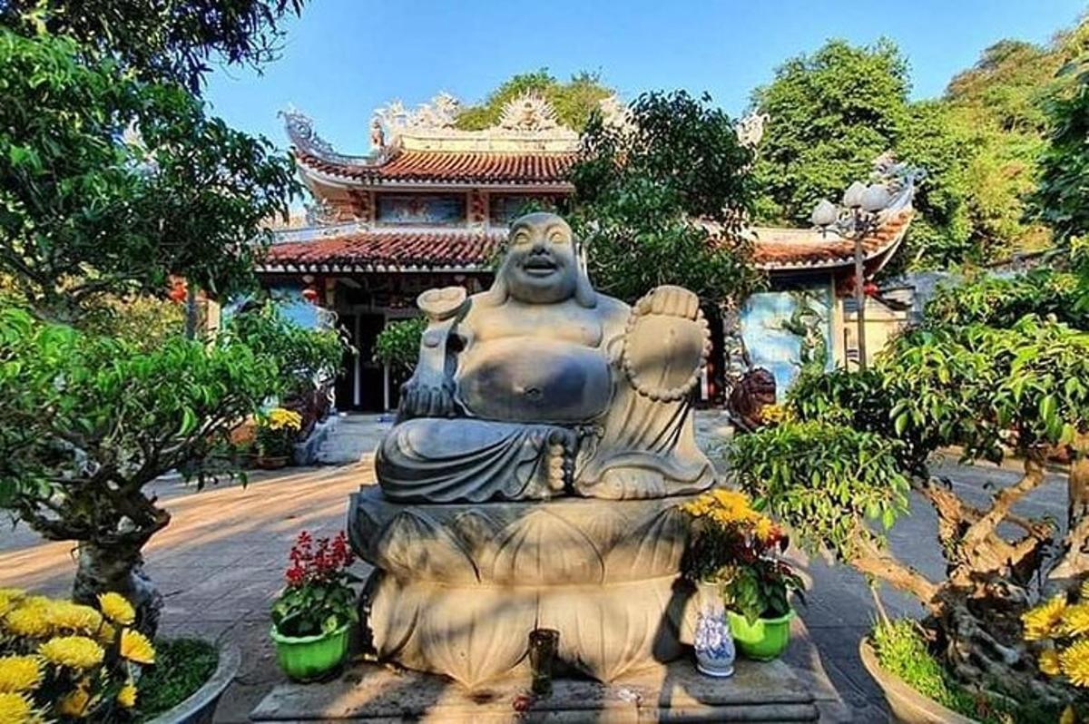 una gran estàtua en un jardí davant d'un edifici