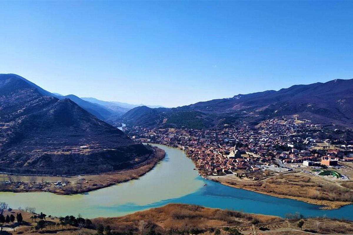 zračni pogled na mesto ob reki