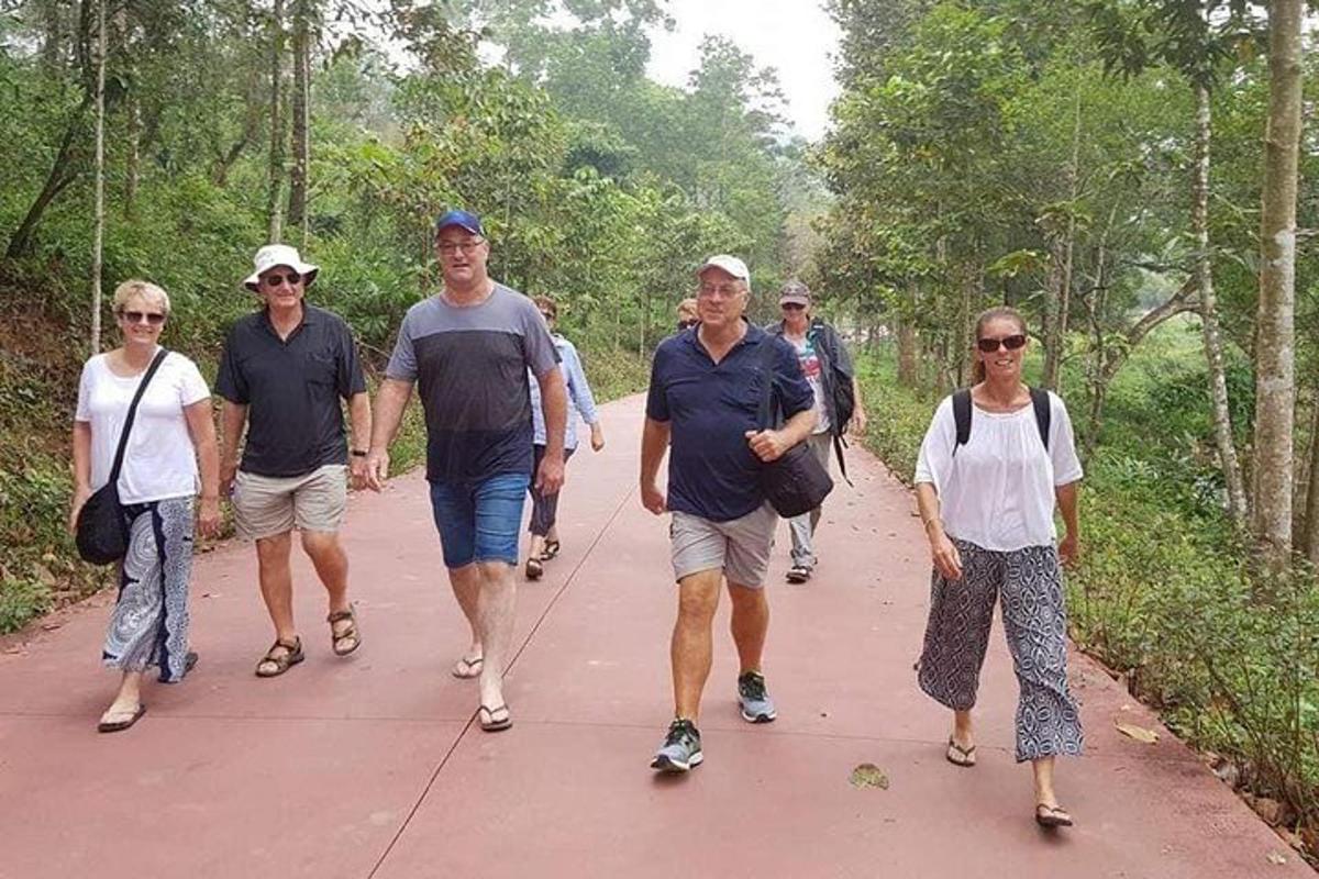 um grupo de pessoas caminhando por um caminho