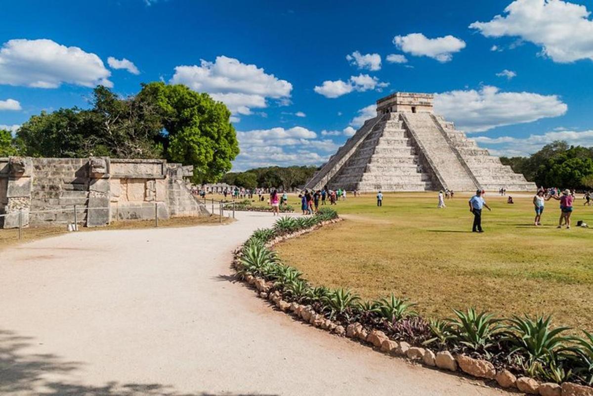 pyramida uprostřed parku