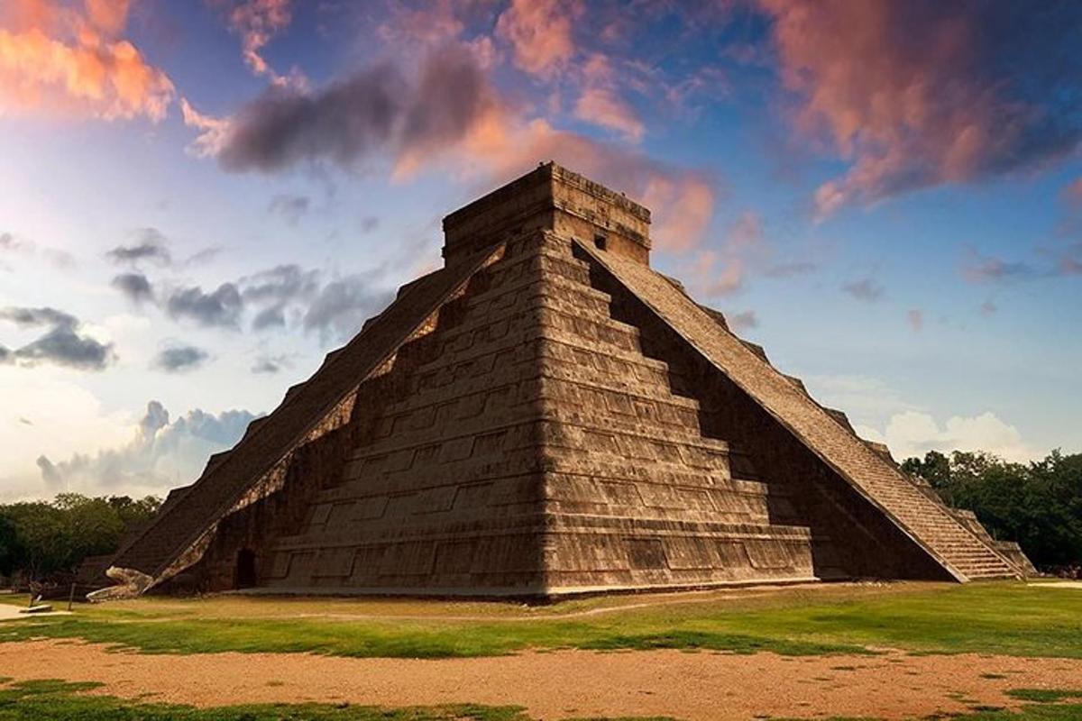 pyramida se zataženou oblohou v pozadí