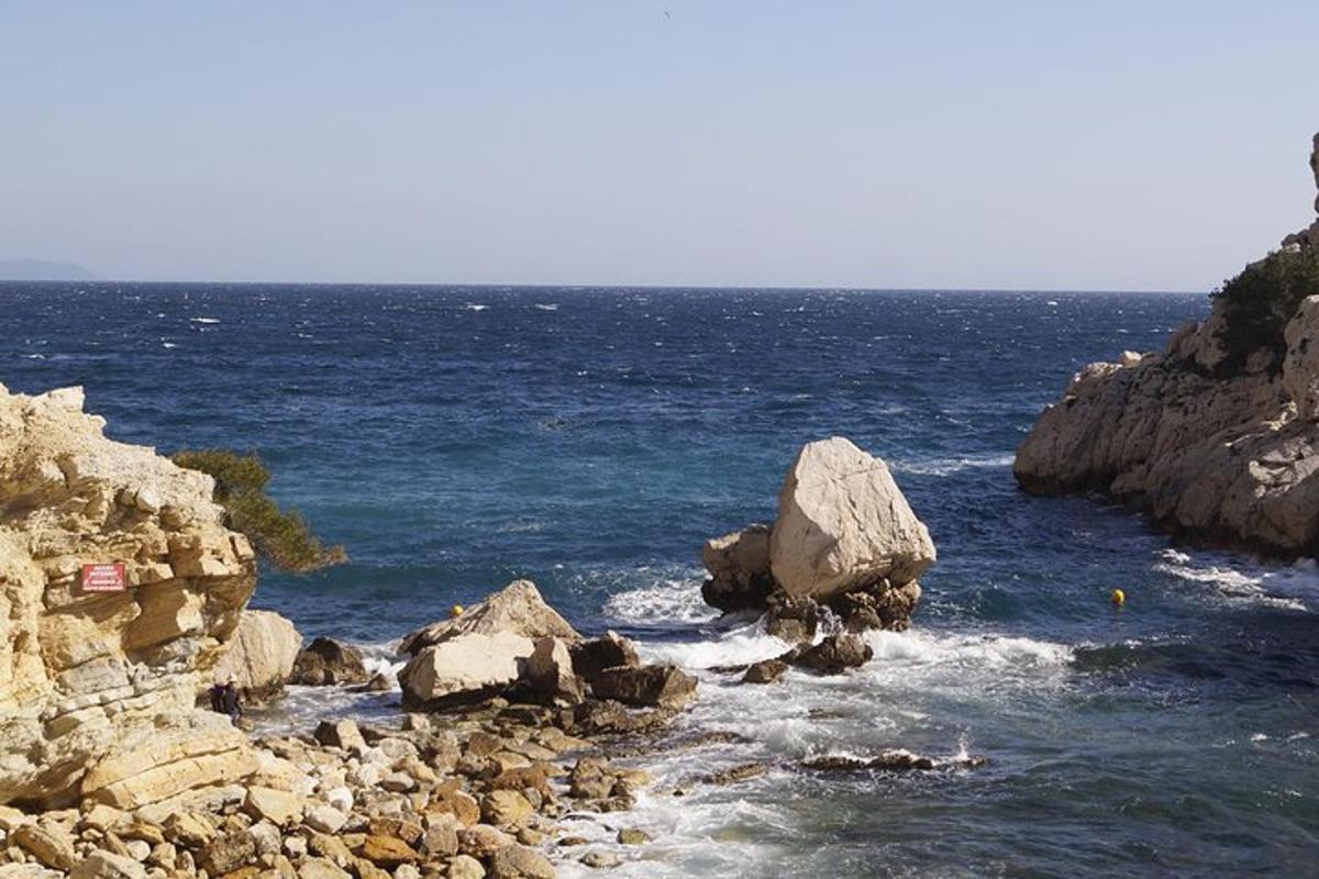 水中有两块大石头的岩石海岸