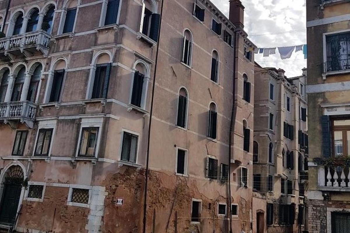 an old building in a city with a lot of windows