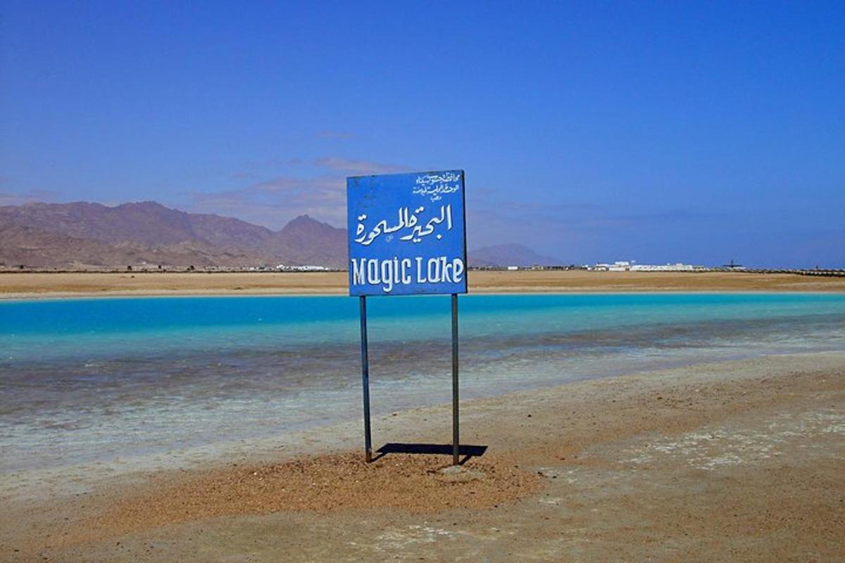 un cartello blu in mezzo a uno specchio d'acqua