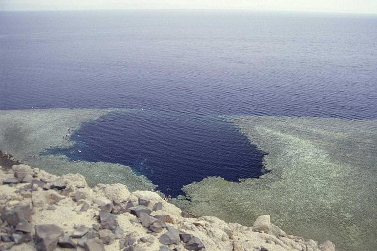 un grande cratere nell'acqua vicino all'oceano