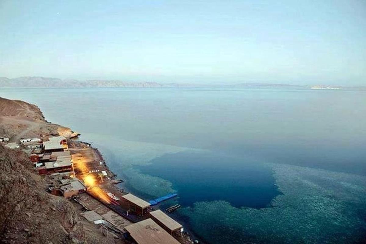 une vue aérienne d'une grande étendue d'eau
