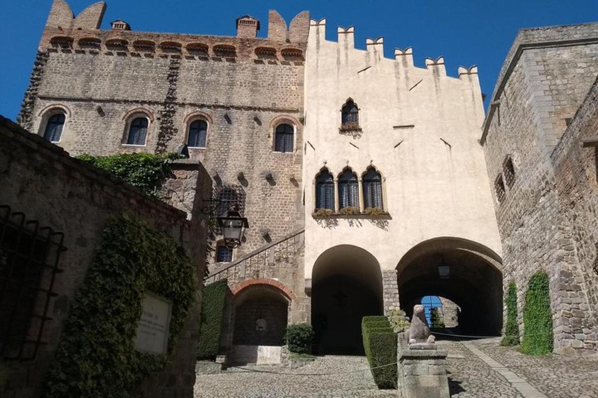 veľký hrad so sochou pred ním