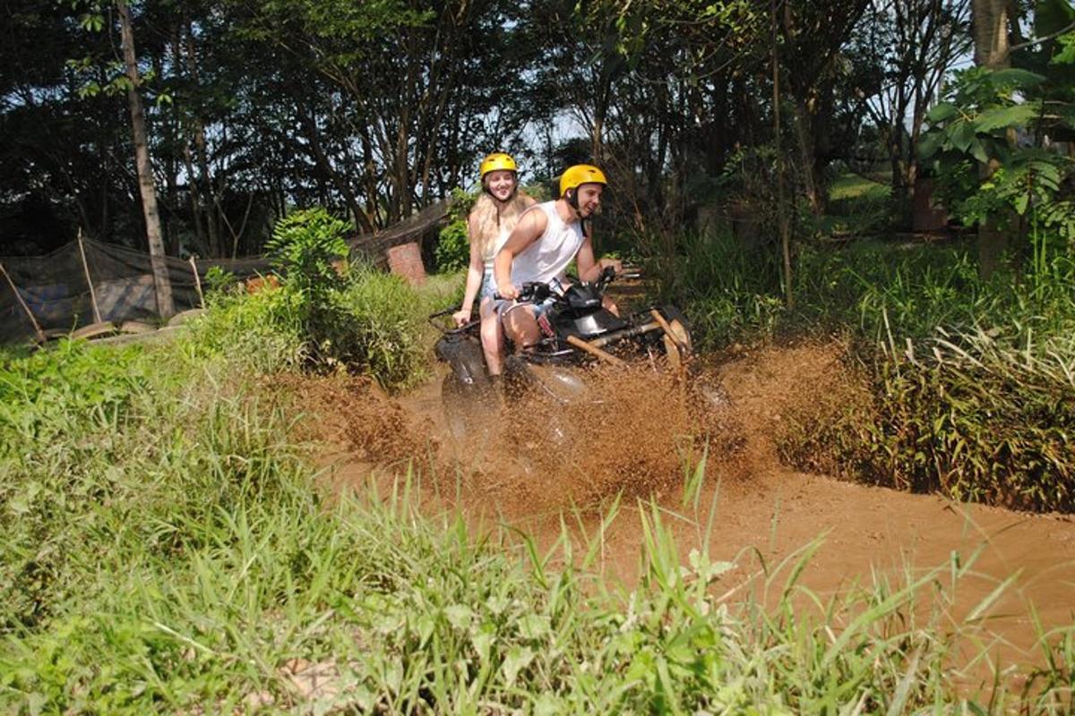 dues persones que van en una moto de cross per un camp fangós
