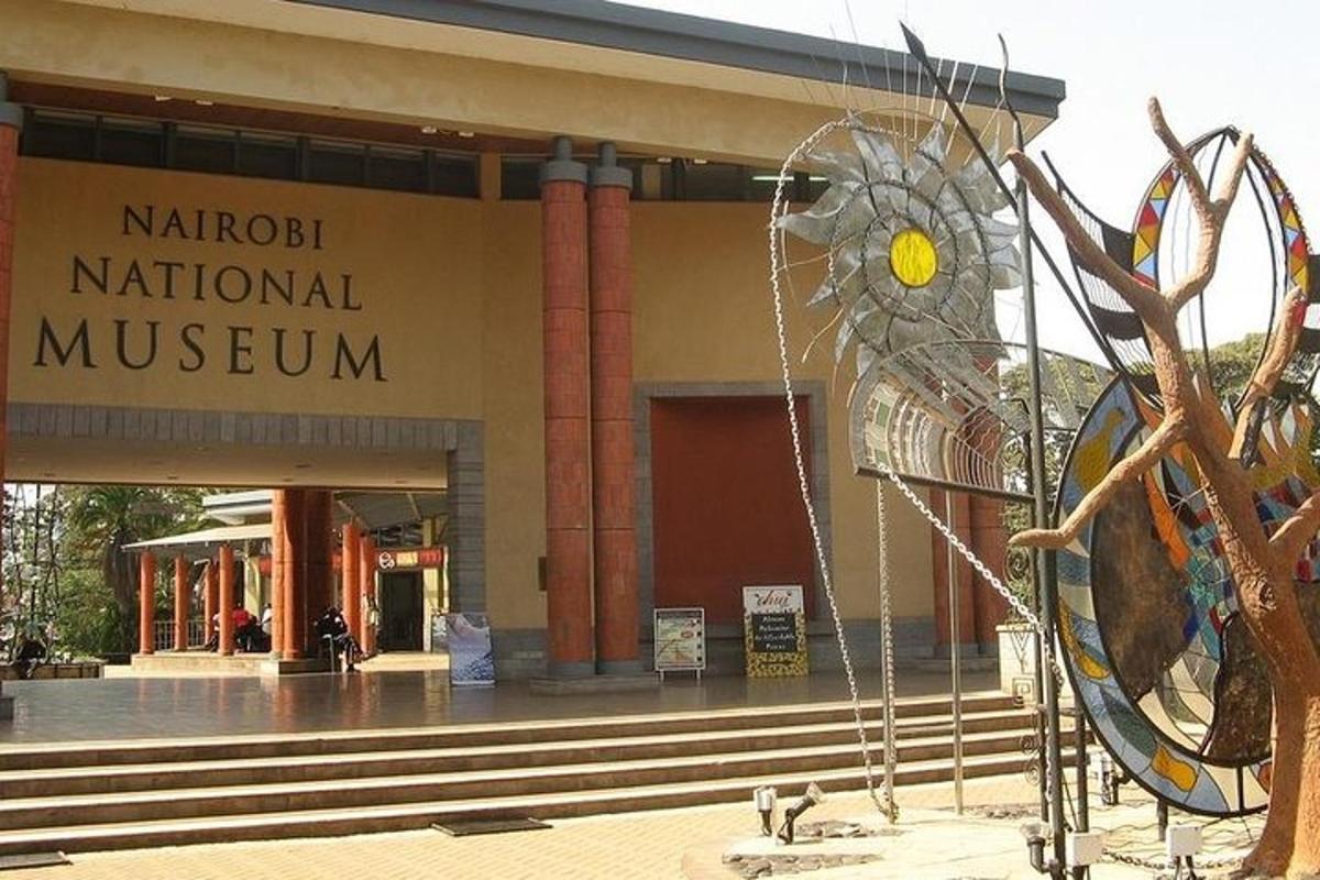 muzeum se sochou sovy před budovou