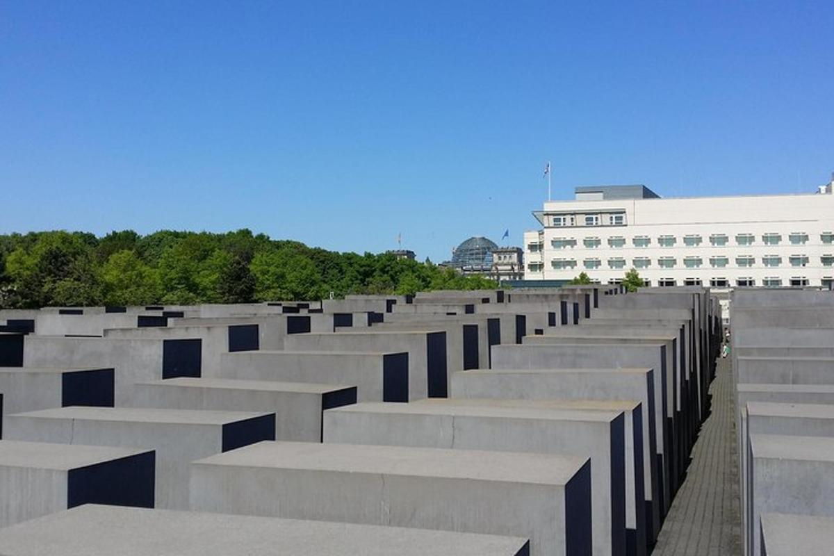 una fila di gradini di cemento davanti a un edificio