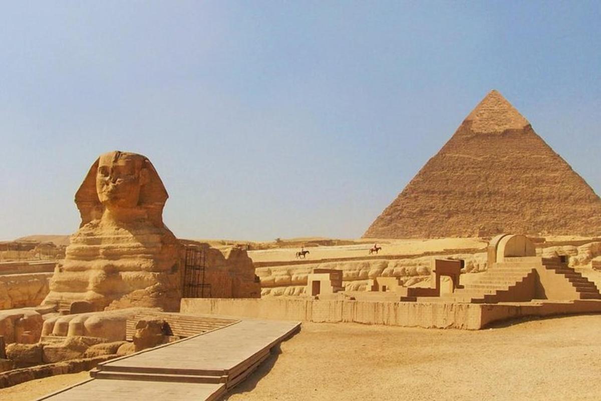 pohľad na pyramídy a sfingu
