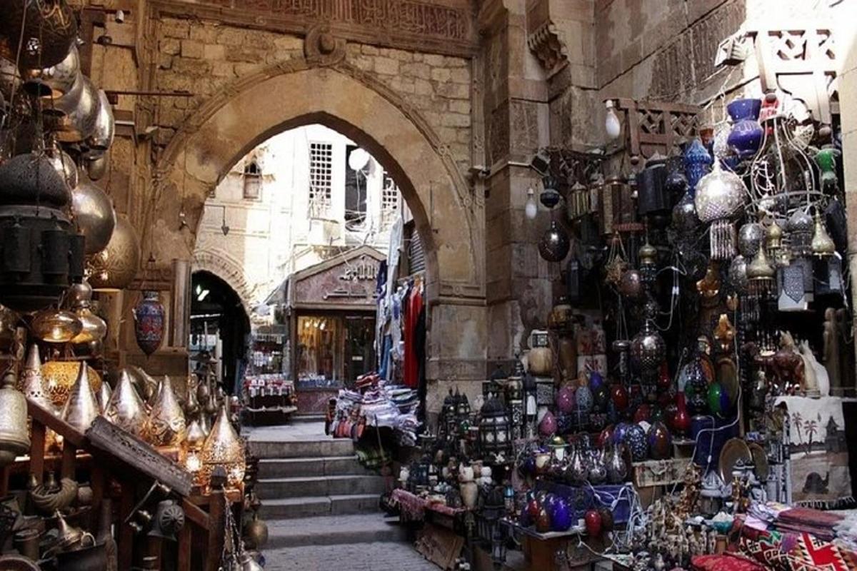 μια αγορά με ένα σωρό αγαθά σε ένα κτίριο