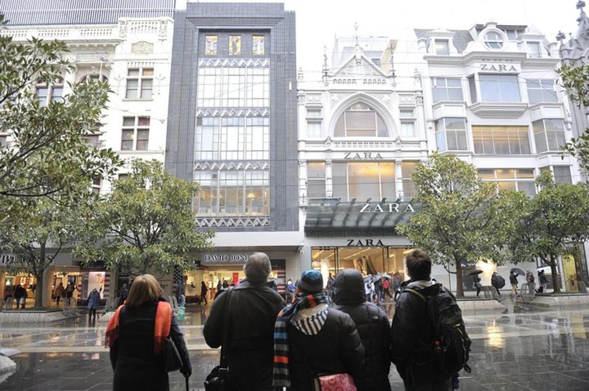 μια ομάδα ανθρώπων που στέκονται μπροστά σε ένα κτίριο