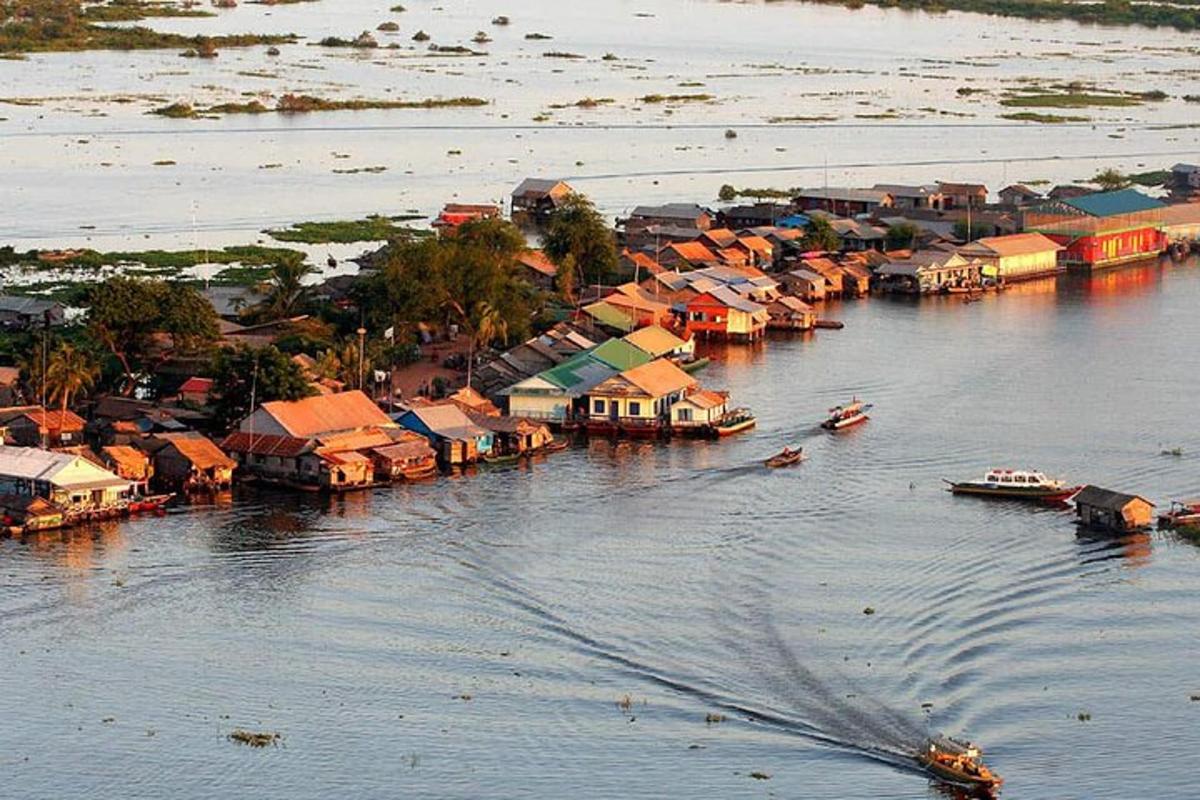 una vista aérea de un pueblo en un río