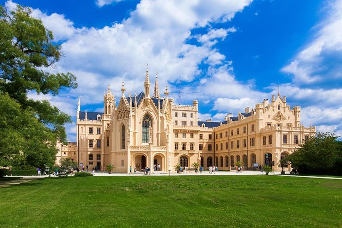un grande edificio con un prato verde di fronte