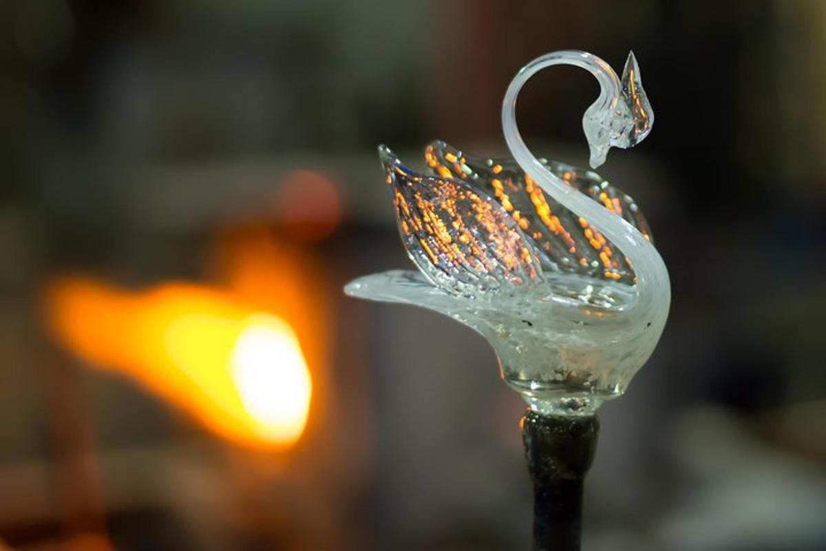pemegang lilin kaca dengan burung di atasnya