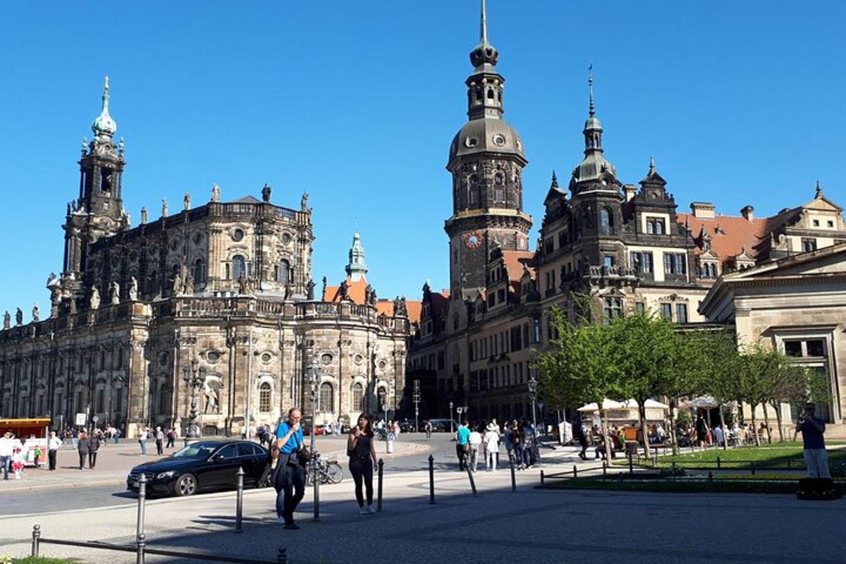 egy csoport ember sétál egy nagy épület előtt