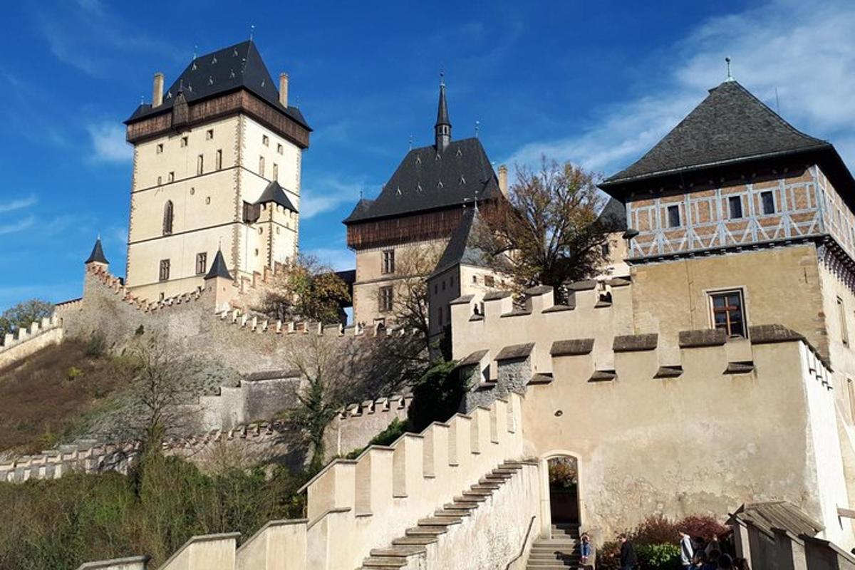 hrad s dvoma vežami na vrchole kopca