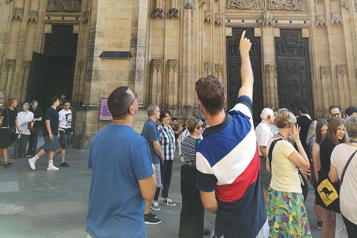 Un grupo de personas de pie frente a una catedral.