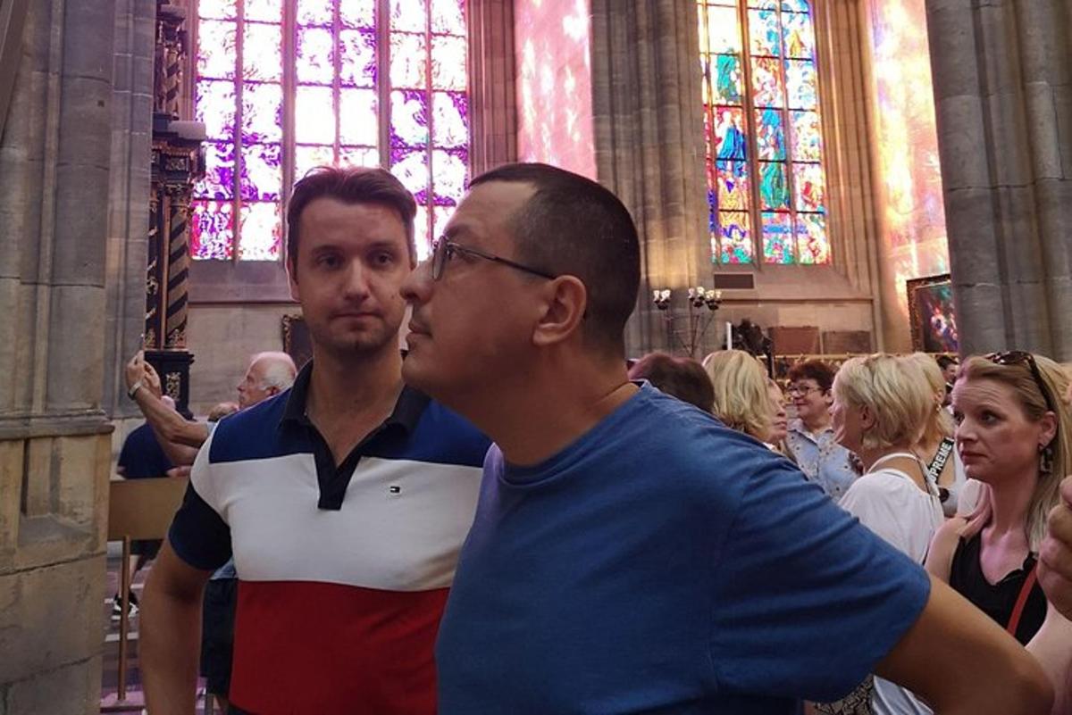 két férfi áll egymás mellett egy templomban