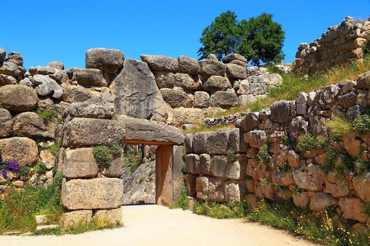 ένας πέτρινος τοίχος με μια μικρή πόρτα μέσα