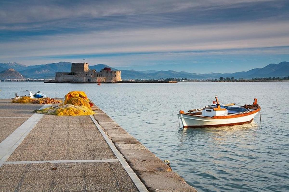 μια μικρή βάρκα που κάθεται στο νερό δίπλα σε μια αποβάθρα