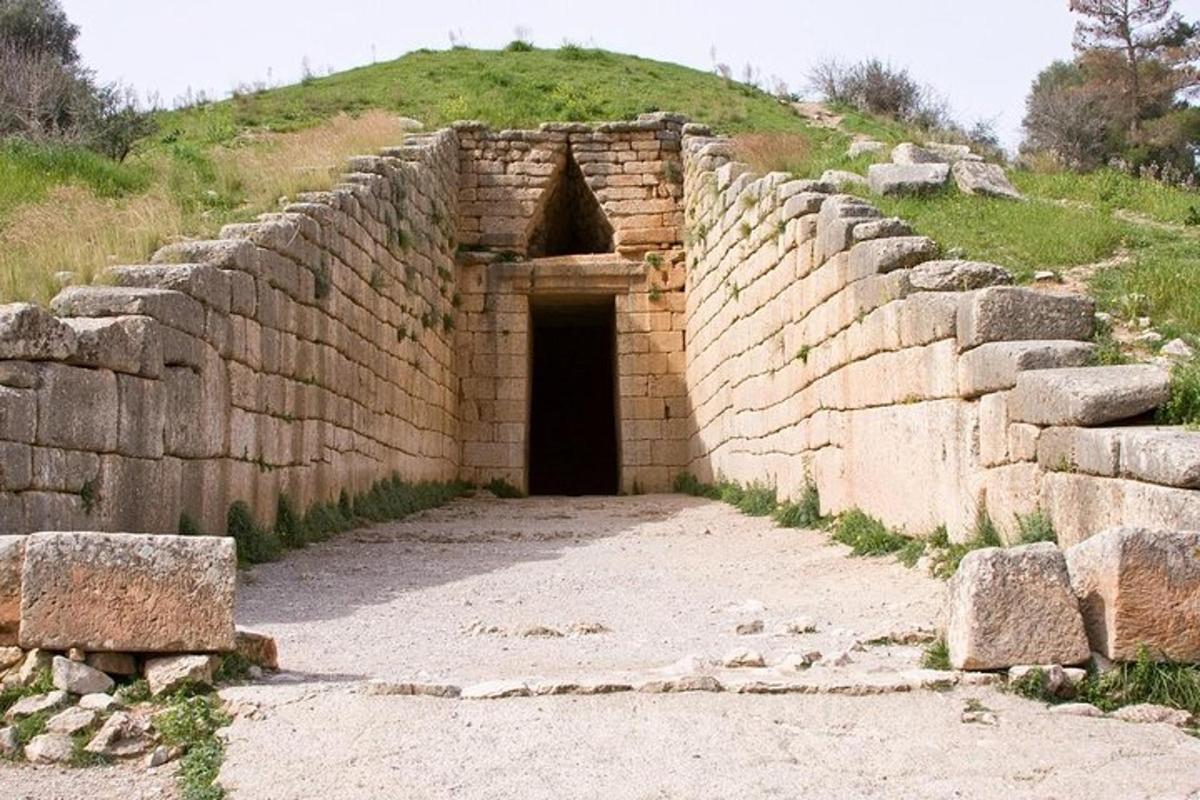 ένας τοίχος από τούβλα με μια πόρτα στη μέση