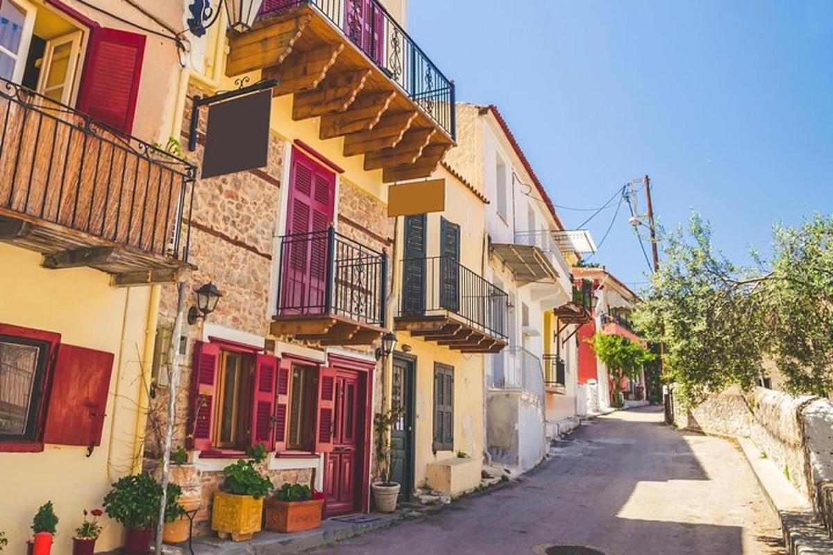 ένα σοκάκι με πολύχρωμες πόρτες και μπαλκόνια σε ένα κτίριο