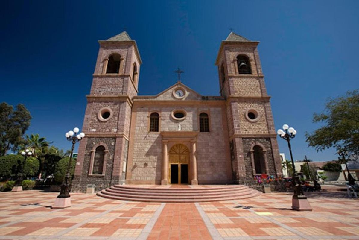 Una iglesia con una cruz en el frente.