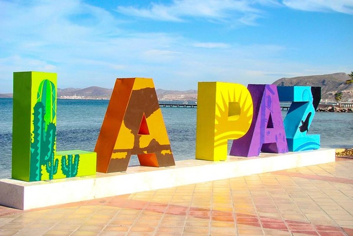Un cartel colorido al lado del agua