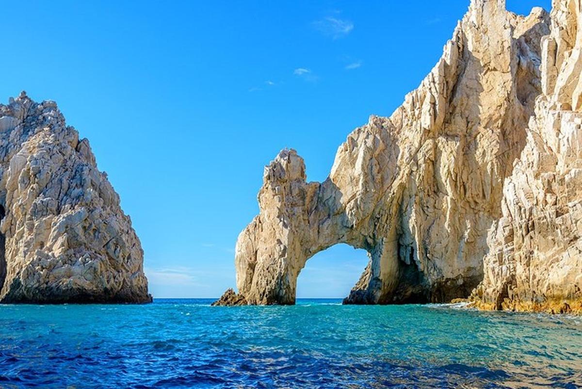 un arco nelle rocce nell'acqua vicino all'oceano