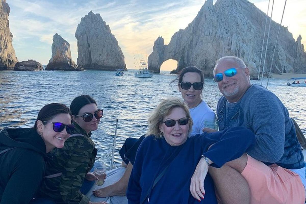 un gruppo di persone su una barca in acqua