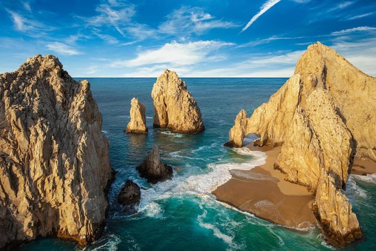 un gruppo di rocce nell'acqua su una spiaggia