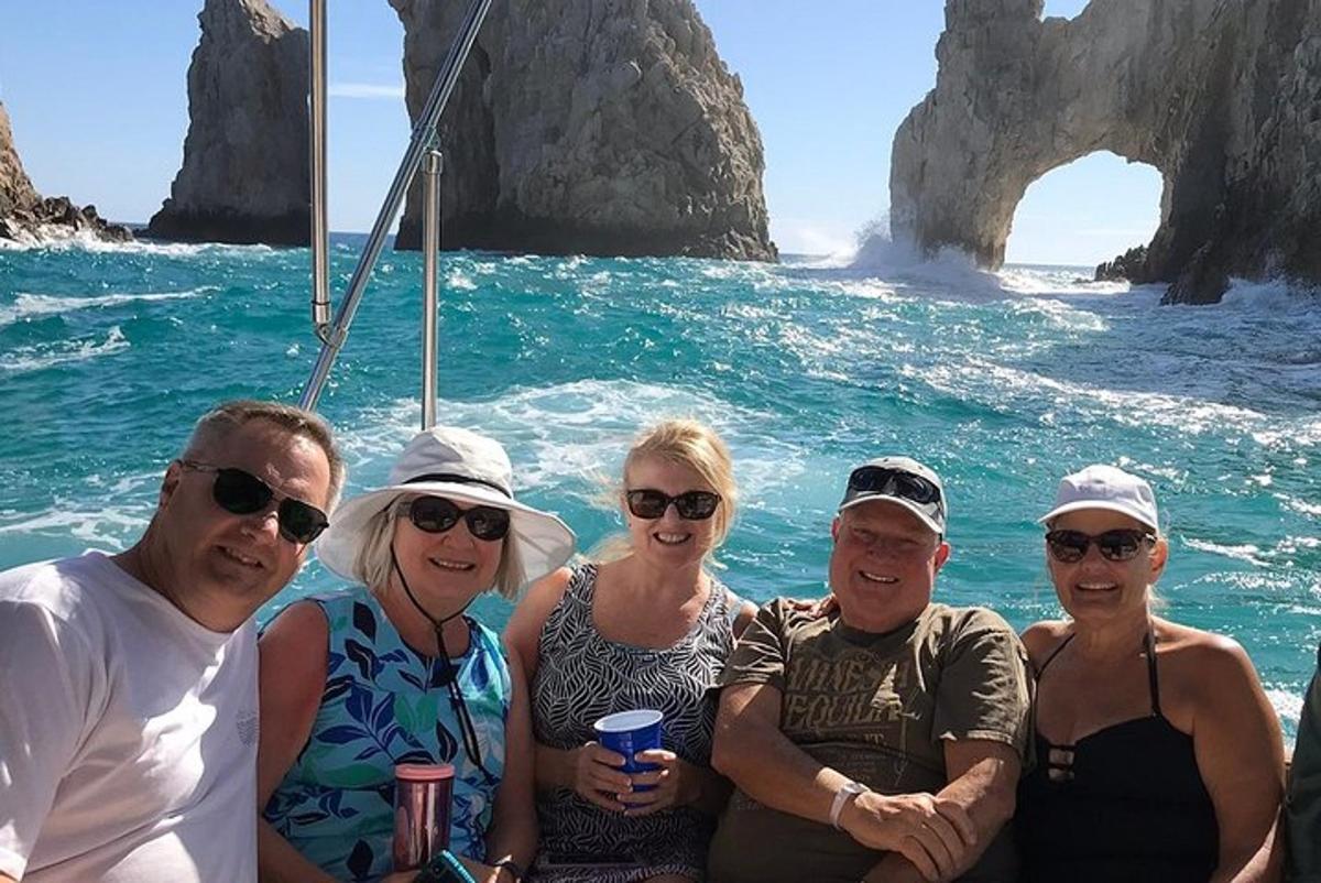 un gruppo di persone su una barca nell'oceano