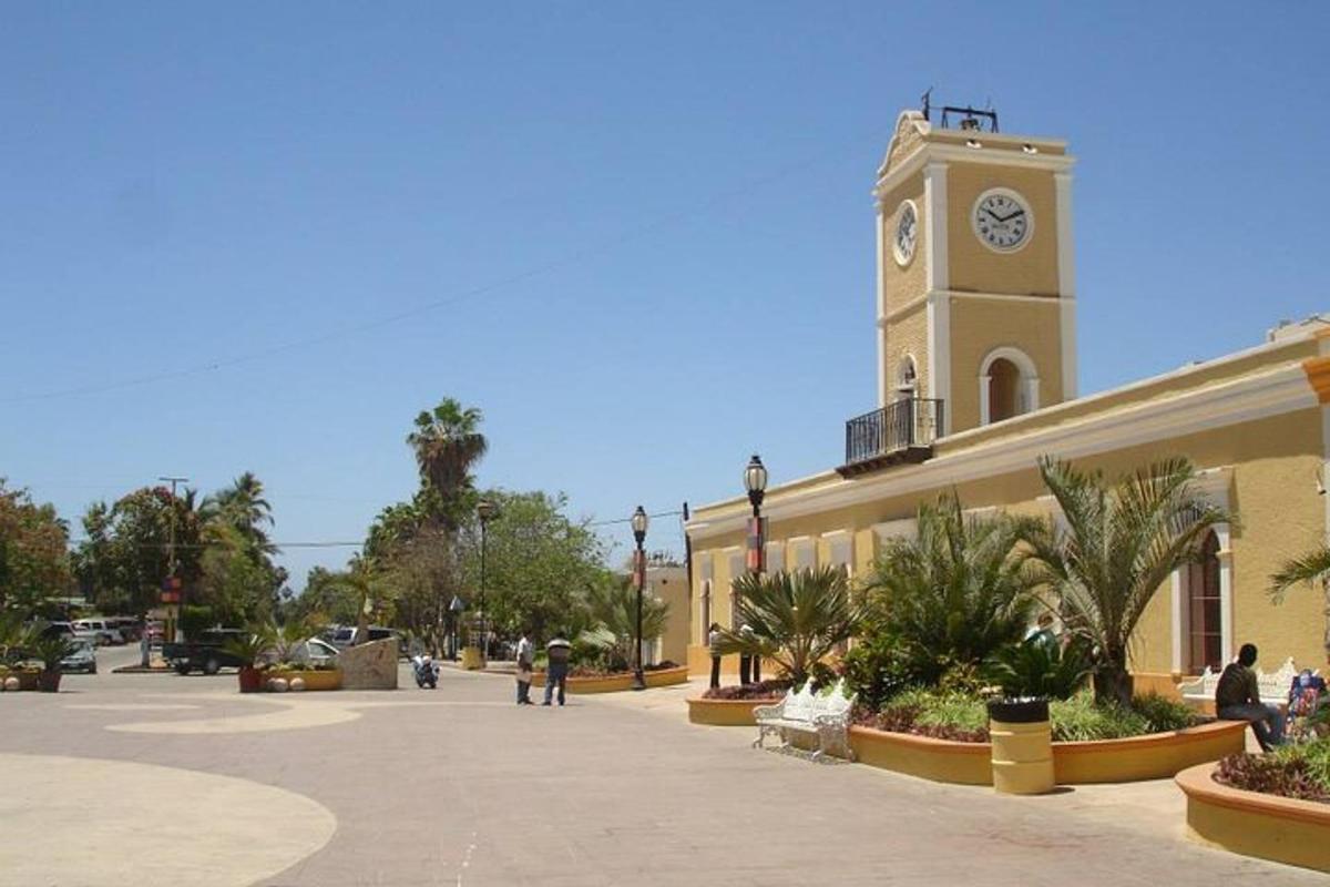 un edificio con una torre dell'orologio con un orologio