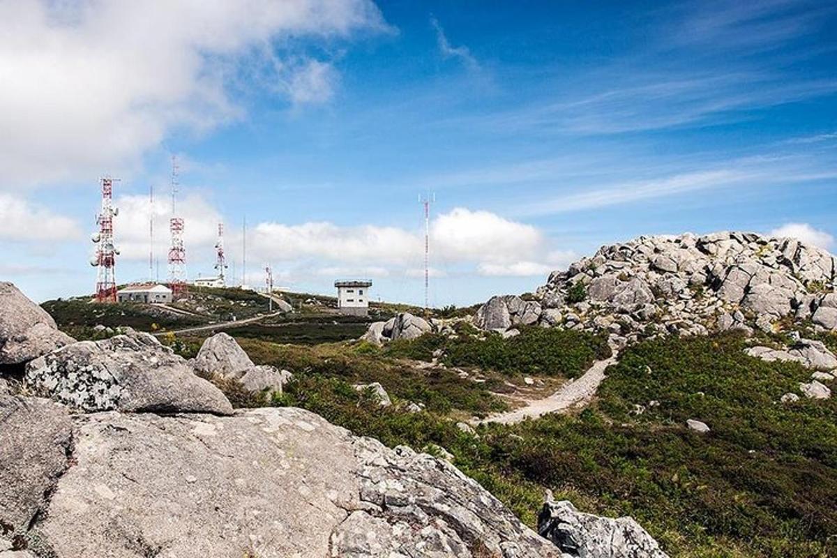 hrib z nekaj skalami in radijskimi stolpi