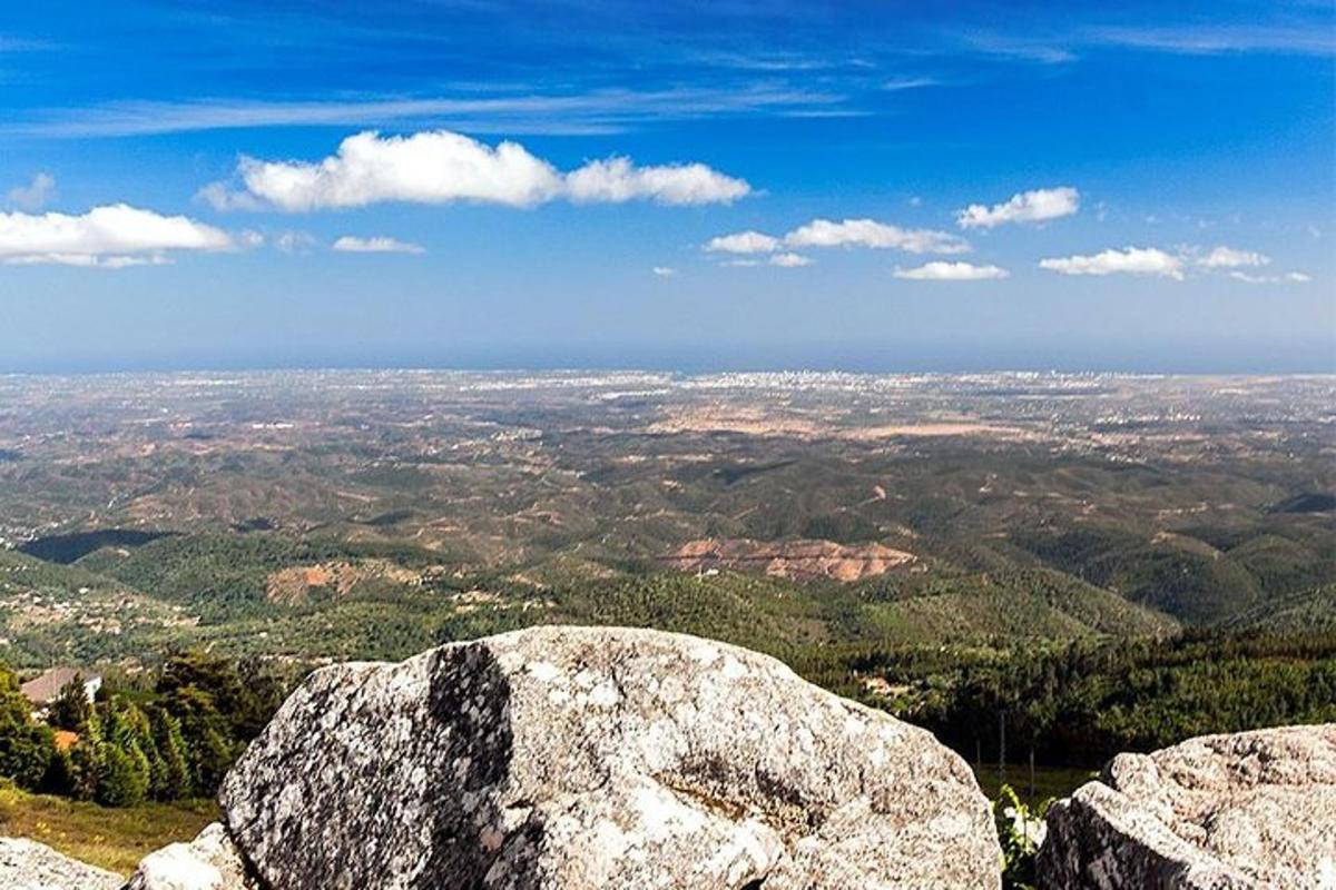 pogled z vrha gore s skalami