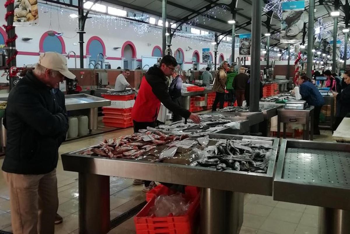 um grupo de pessoas em um mercado preparando comida