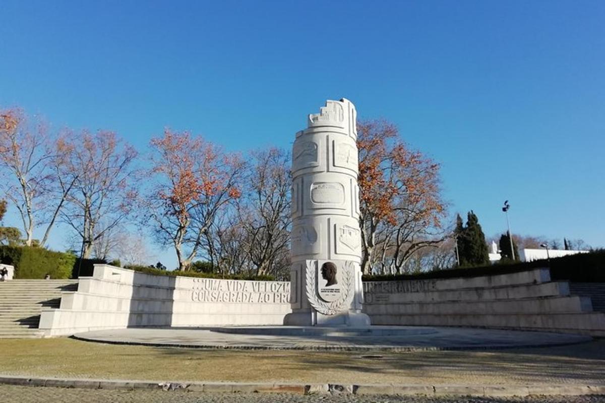 um monumento em um parque com escadas e árvores
