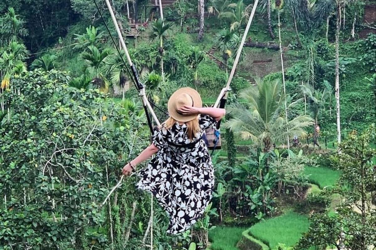 Una mujer balanceándose en un columpio de cuerda en un bosque