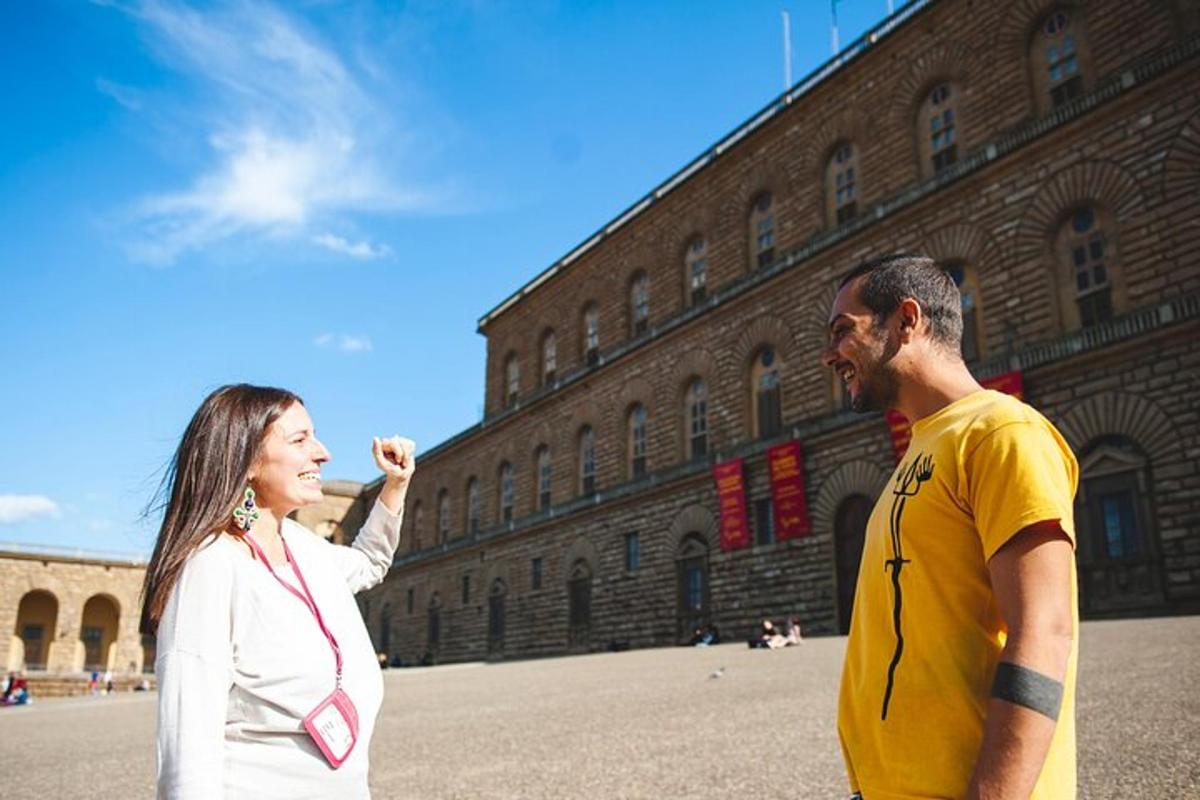 en kvinde, der står ved siden af en mand foran en bygning