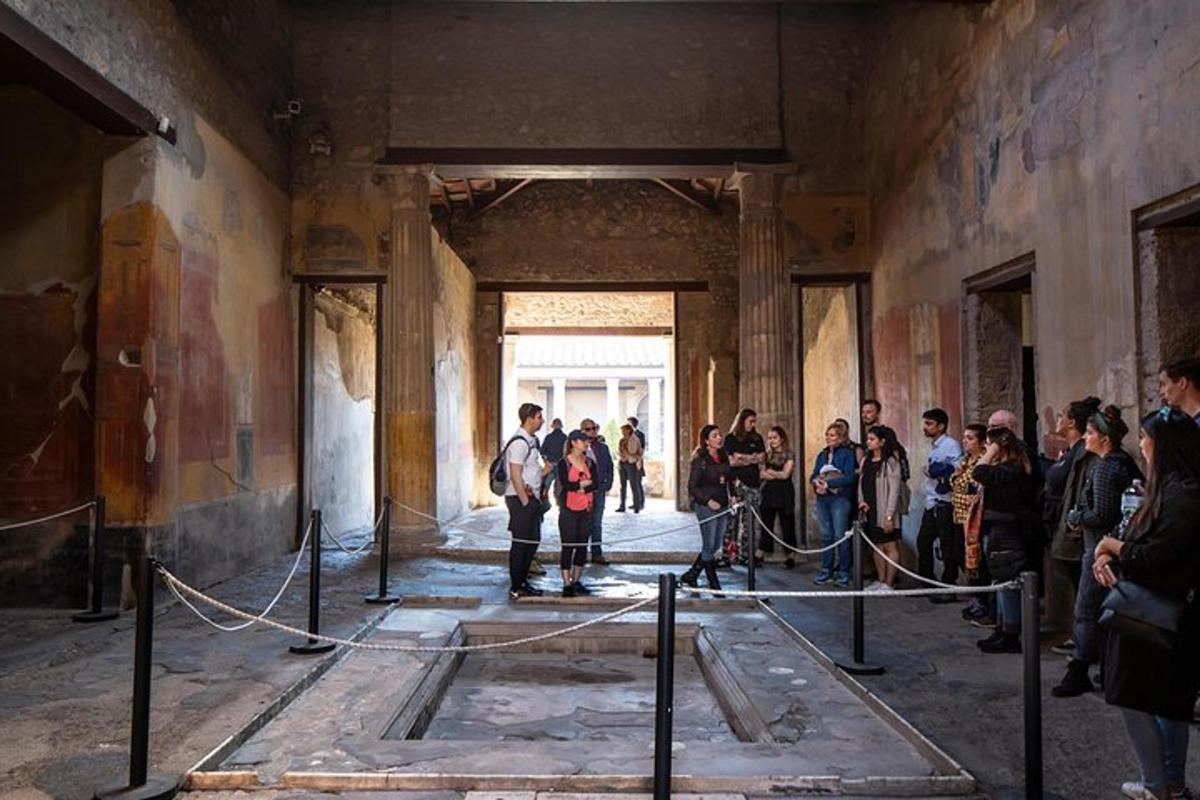 μια ομάδα ανθρώπων που στέκονται σε ένα δωμάτιο σε ένα κτίριο