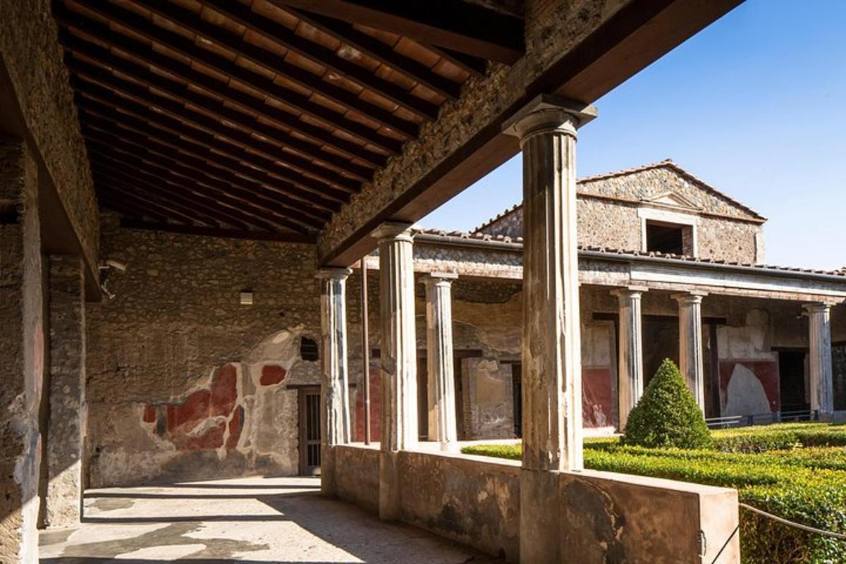vista exterior d'un edifici amb una finestra