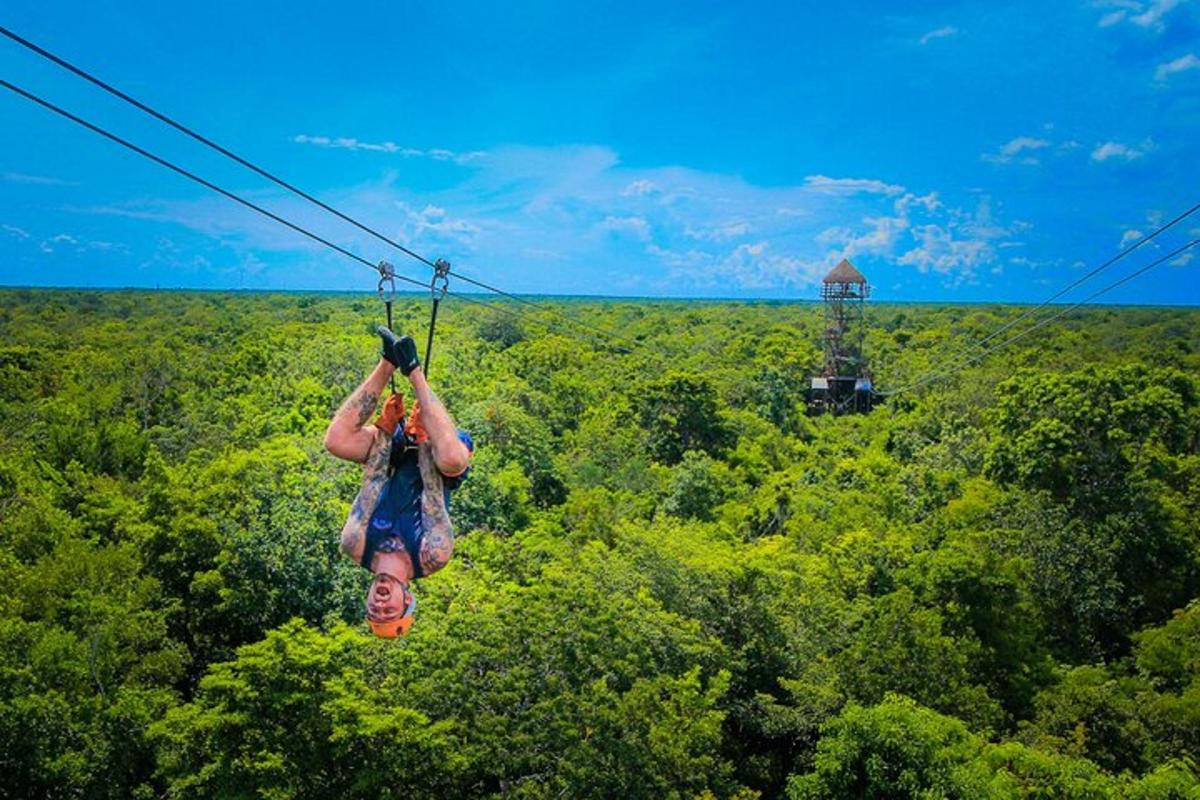 en person som hänger från en zipline i träden